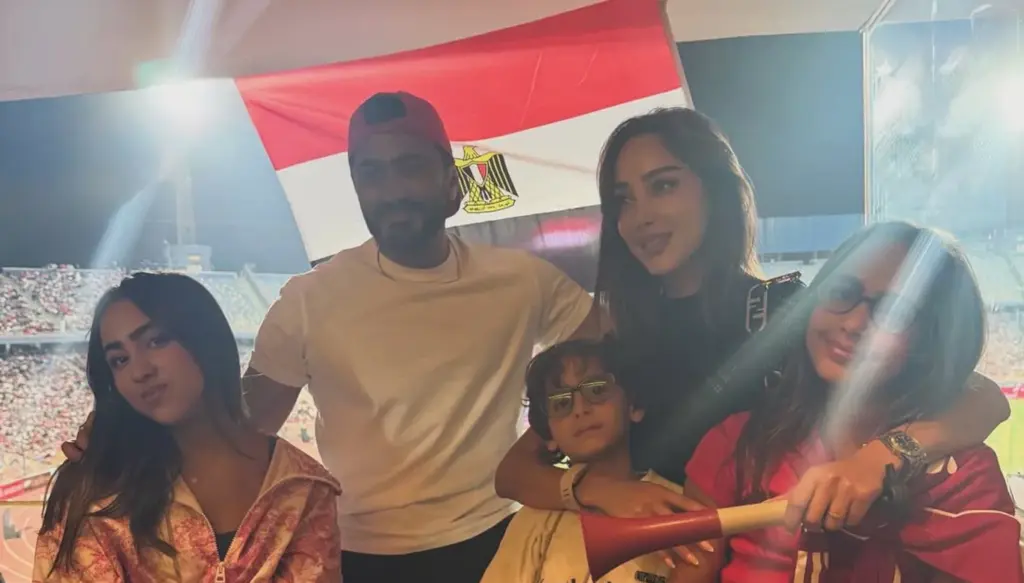 تامر حسني وبسمة بوسيل… أجواء عائلية في مباراة مصر وروسيا (فيديو) تامر حسني وبسمة بوسيل… أجواء عائلية في مباراة مصر وروسيا (فيديو)