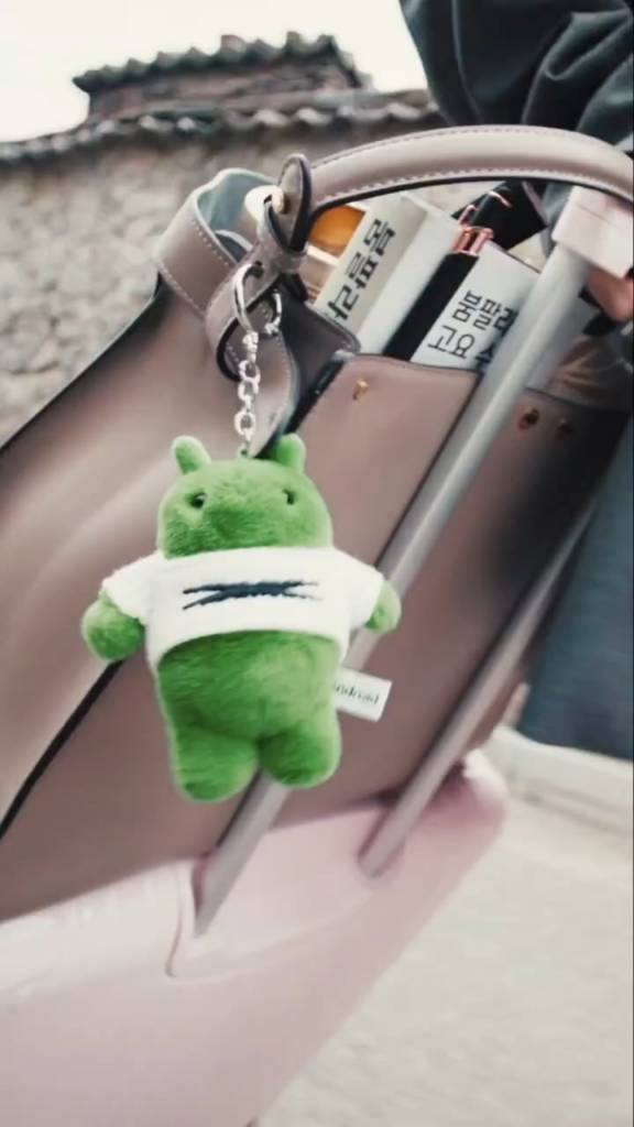 260519 تحديث تويتر الرسمي لنظام Android مع Huh Yunjin - 👀 LE SSERAFIM × Android. تم فتح التدفق الجديد 🌊 قريبًا