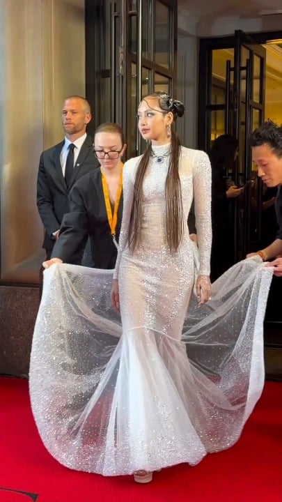 260504 ليزا في طريقها إلى حفل Met Gala 2026