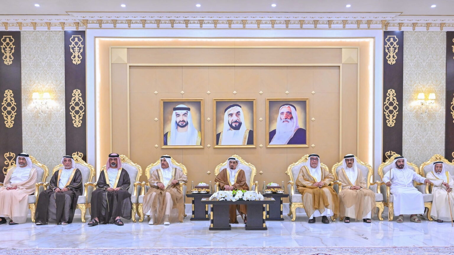 حاكم عجمان وولي عهده يواصلان استقبال المهنئين بعيد الأضحى المبارك حاكم عجمان وولي عهده يواصلان استقبال المهنئين بعيد الأضحى المبارك