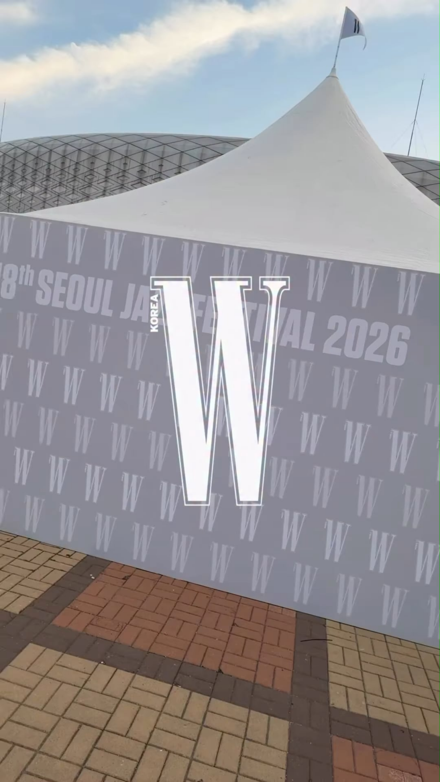 260524 تحديث انستقرام W Korea مع كارينا @ 2026 جناح مهرجان سيول لموسيقى الجاز