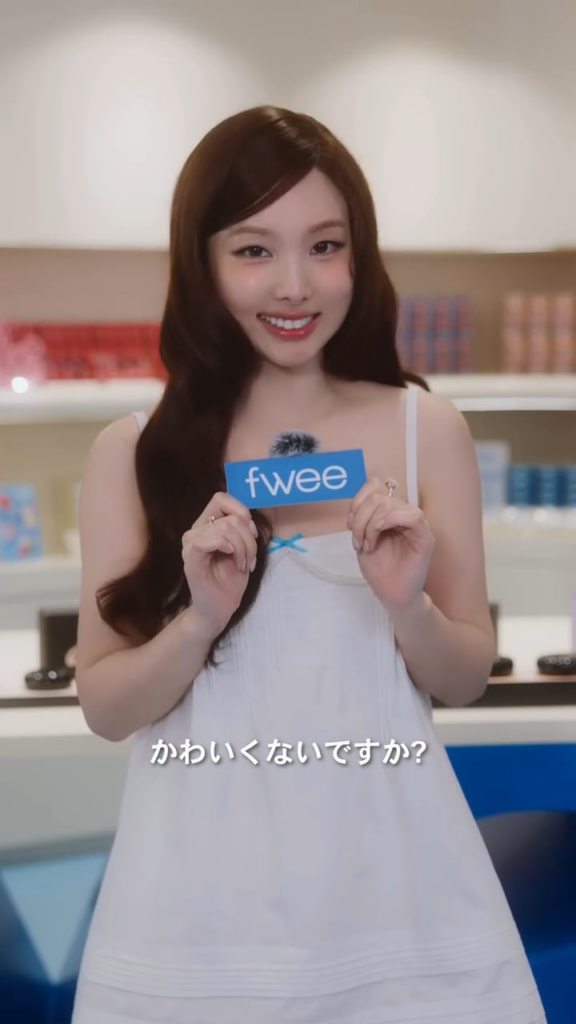 260517 تحديث الانستقرام fwee_makeup_jp - مقابلة زيارة نايون الطارئة لفرقة توايس في متجر Fwee Agit 🎤 حتى أنها قامت بالتوقيع على الملصقات في الحدث؟! لقد تلقينا فيديو مقابلة من نايون، التي أقامت حدثًا خاصًا لمدير المتجر لمدة يوم واحد في مواقع Fwee Agit في اليابان 💌