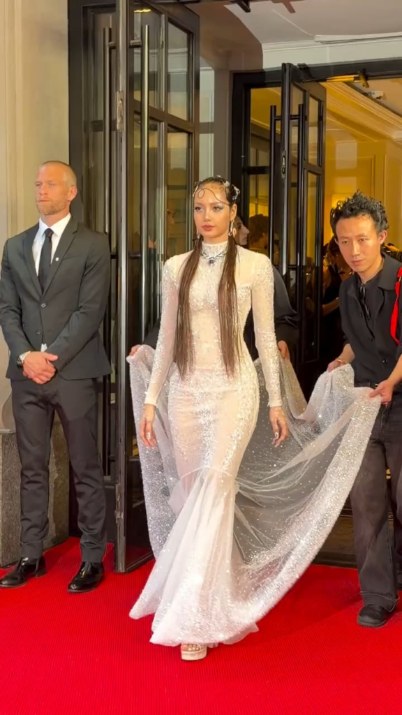 260504 ليزا في طريقها إلى حفل Met Gala لعام 2026 للاحتفال بـ "فن الأزياء" في مدينة نيويورك