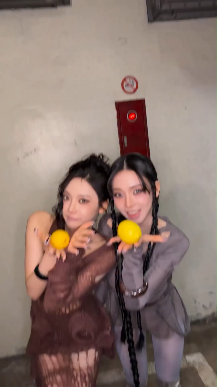260520 تحديث aespa TikTok مع نينغ نينغ وكارينا - هل يجب أن أرميه أم لا؟