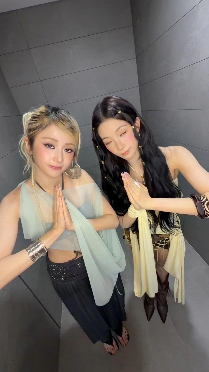 260531 تحديث LE SSERAFIM على TikTok مع Huh Yunjin وKazuha - مرحبًا بكم في مطعم SHINEZ Hot Pot 🍲