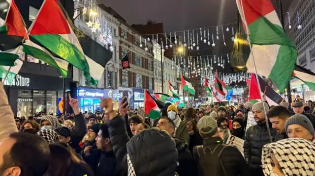 متظاهرون مؤيدون للفلسطينيين يسيرون في شارع أكسفورد في ديسمبر 2025