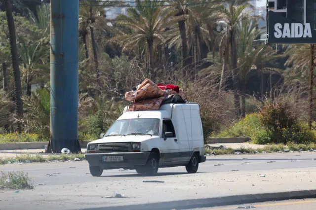 سيارة تحمل أمتعة بينما يفر نازحون من منازلهم في جنوب لبنان عقب أوامر إخلاء إسرائيلية في صيدا في جنوب لبنان في 27 أبريل/نيسان 2026.
