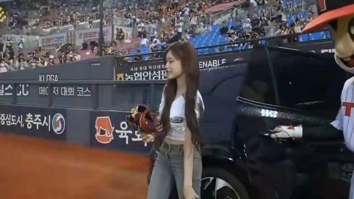 260507 Leeseo يلقي الملعب الأول لفريق LG Twins ضد Doosan Bears