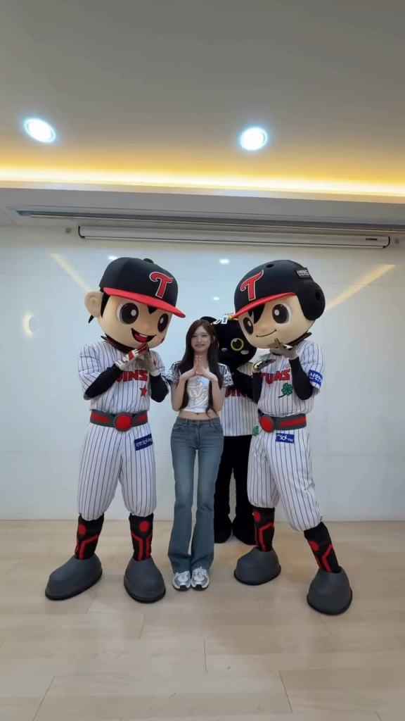 260508 تحديث Instagram الرسمي لـ LG Twins مع Leeseo (مع LG Twins Mascots)