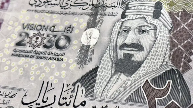 لقطة مقرّبة لورقة نقدية من الريال السعودي.