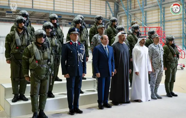 الرئيس المصري والإماراتي أثناء زيارة "مفرزة المقاتلات المصرية" بإمارة أبو ظبي.