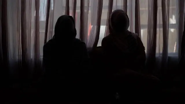 امرأتان