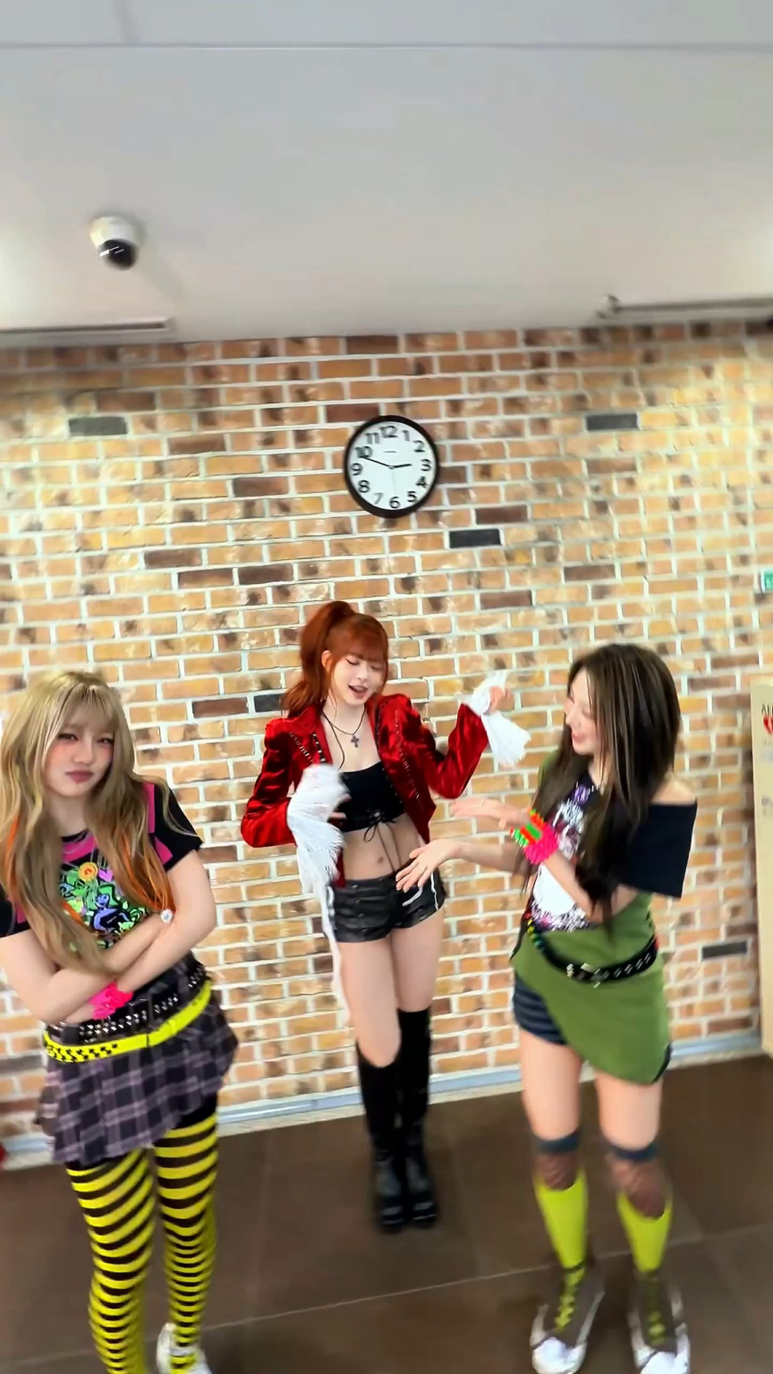 260504 تحديث تيك توك UNCHILD مع Hong Eunchae - UNCHILD مع UNCHILD Heekie & Haeun (تحدي UNCHILD)