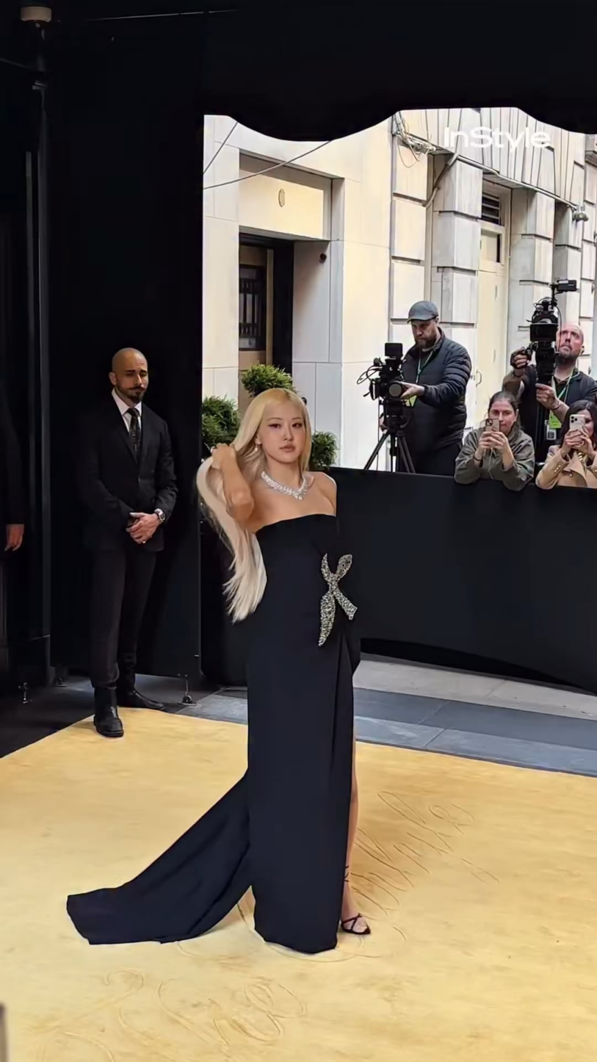 260504 روزي في طريقها إلى حفل Met Gala
