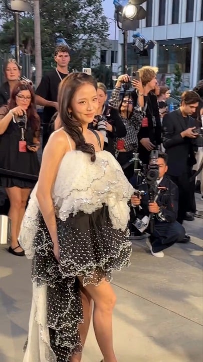 260513 جيسو تصل إلى عرض Dior Cruise 2027