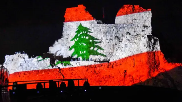 تم عرض العلم اللبناني على قلعة الشقيف أرنون التي تعود للعصور الوسطى في 26 يوليو 2018، خلال حفل للموسيقي والملحن وعازف البيانو اللبناني الأرمني غي مانوكيان