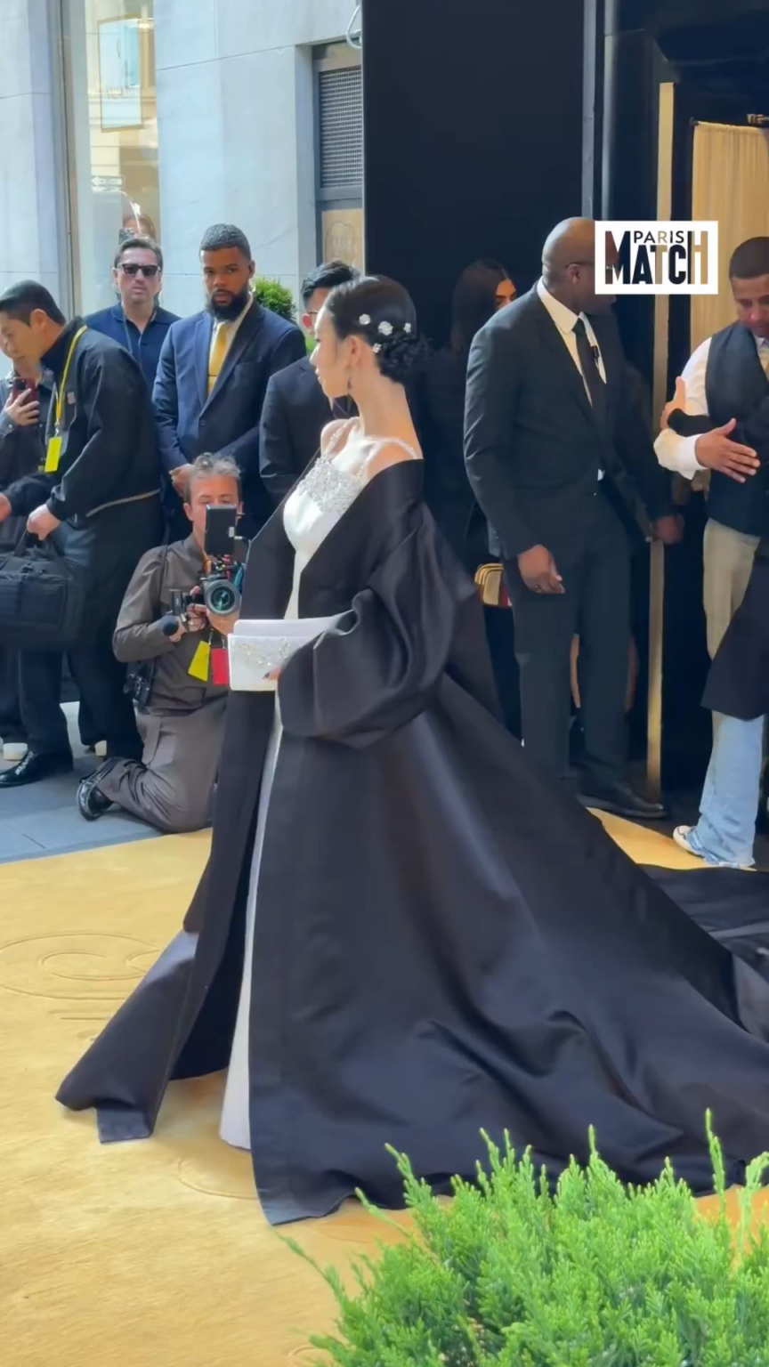 260505 كارينا في طريقها إلى حفل Met Gala 2026 (عبر Paris Match)