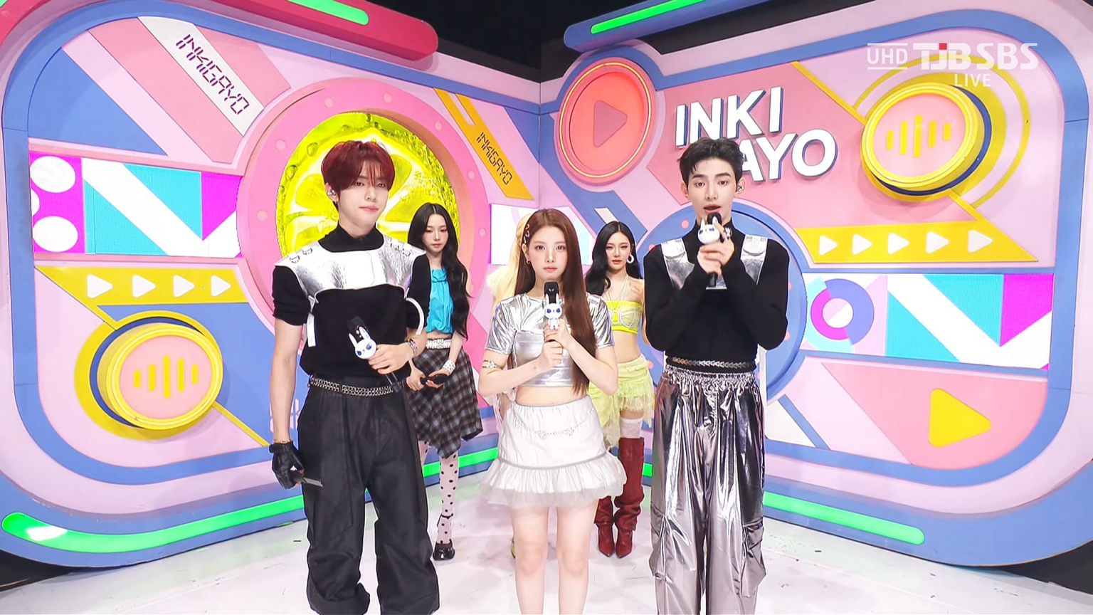 260531 aespa - مقابلة (مع المذيعين Baby DON'T Cry Yihyun و AND2BLE Zhang Hao و Yujin) @ SBS Inkigayo