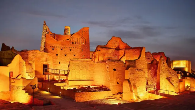 عمارة طينية مضاءة تعود إلى القرن الثامن عشر، وكانت المقر الأصلي للعائلة المالكة السعودية، وهي اليوم مُدرجة على قائمة التراث العالمي لليونسكو.