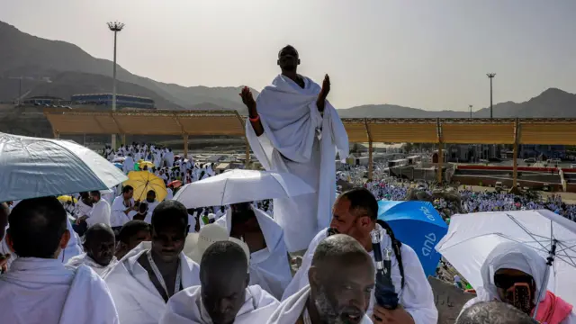 أدى الحجاج المسلمون صلاة الفجر على جبل عرفات في المملكة العربية السعودية، المعروف أيضاً بجبل الرحمة، في ذروة موسم الحج فجر يوم 26 مايو/أيار 2026.