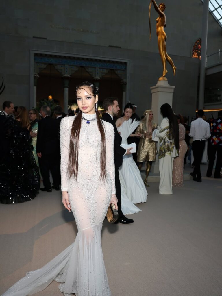 260505.ليزا في Met Gala 2026 – المظهر الرسمي لـ Vogue (موضوع فن الأزياء)