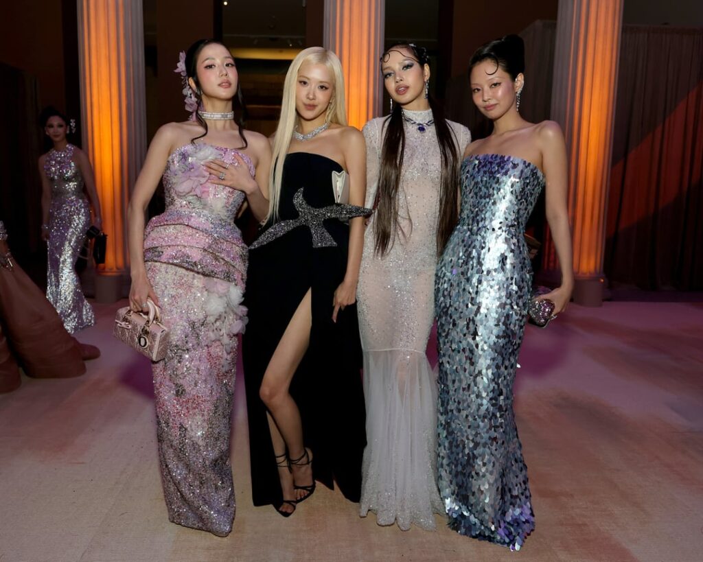 260504 جيني كيم وجيسو وروزي وليزا في حفل Met Gala لعام 2026 للاحتفال بـ "فن الأزياء" في متحف متروبوليتان للفنون في مدينة نيويورك