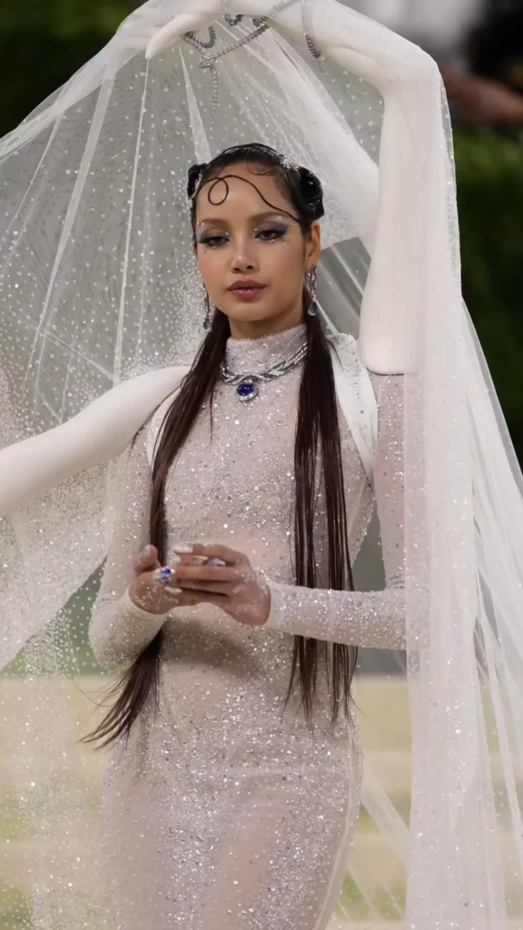 260504 تقدم ليزا لحظة عالية المفهوم في حفل Met Gala 2026 بإطلالة راقية مذهلة من تصميم روبرت وون