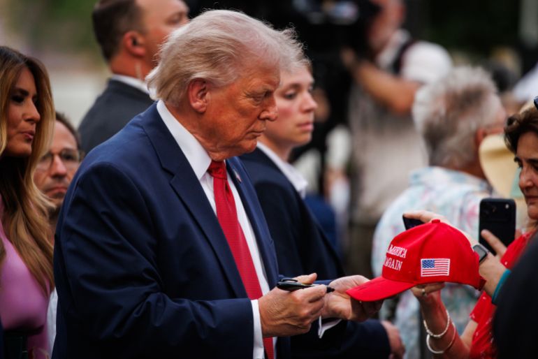 epa12975990 US President Donald Trump (C) hosts members of congress for the Congressional Picnic on the South Lawn of the White House in Washington, DC, USA, 19 May 2026. EPA/SAMUEL CORUM / POOL