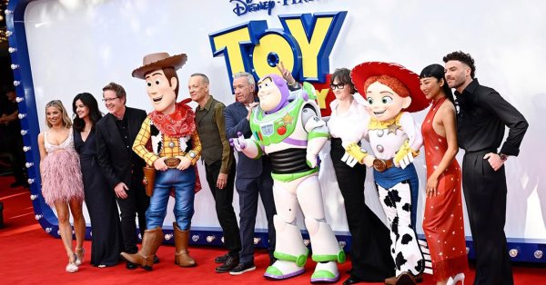 جريدة البلاد | نجوم Toy Story 5 يكشفون تفاصيل الجزء الجديد من لندن قبل عرضه عالميا جريدة البلاد | نجوم Toy Story 5 يكشفون تفاصيل الجزء الجديد من لندن قبل عرضه عالميا