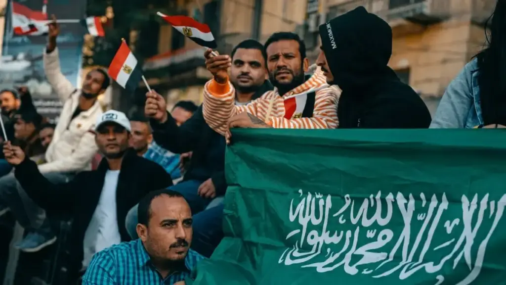 العمالة المصرية في السعودية على موعد مفاجأة.. قرار جديد يمنح مرافقيهم الحق في العمل رسمياً!