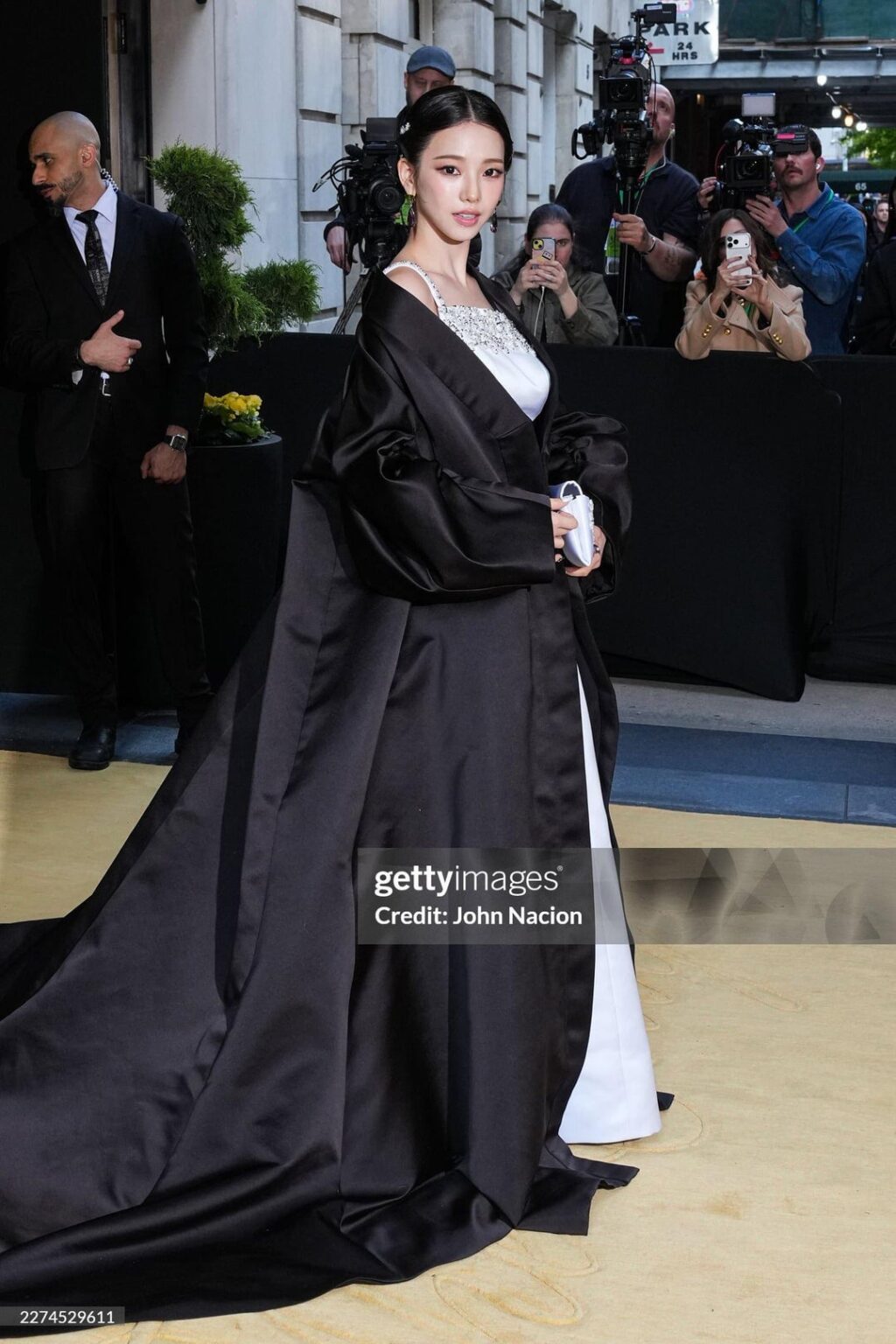 260505 كارينا في طريقها إلى حفل Met Gala 2026 (غيتي)