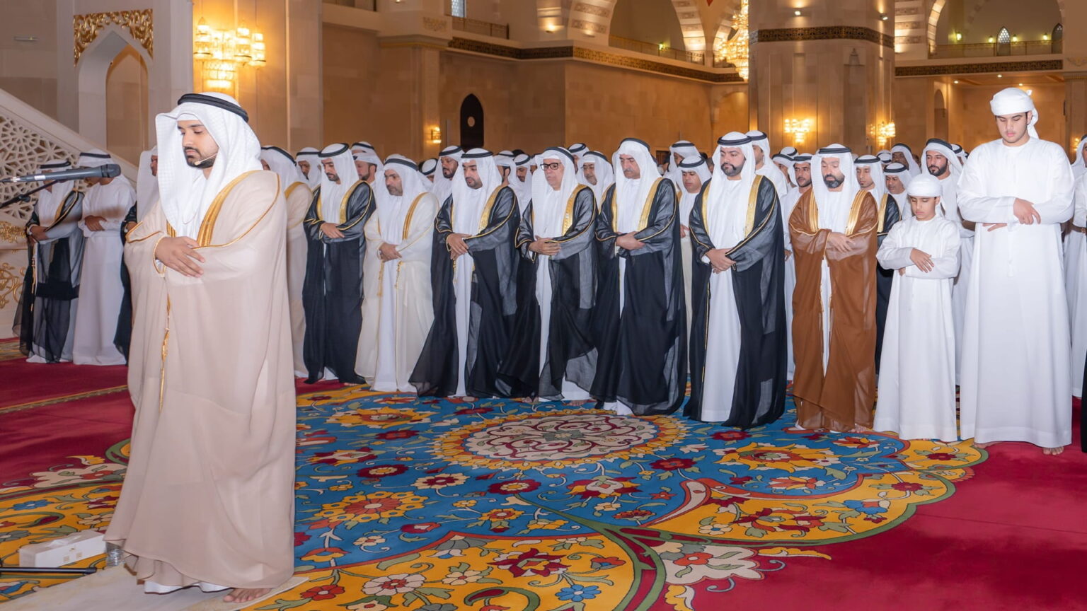 حمد الشرقي يؤدي صلاة عيد الأضحى في جامع الشيخ زايد بالفجيرة