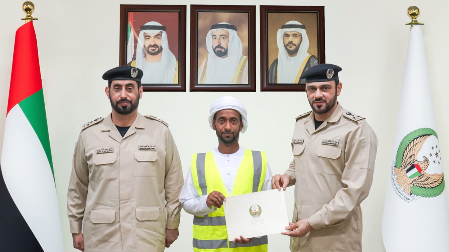 دفاع مدني الشارقة تكرم3 أفراد لمساهمتهم في التعامل مع حوادث الحريق دفاع مدني الشارقة تكرم3 أفراد لمساهمتهم في التعامل مع حوادث الحريق