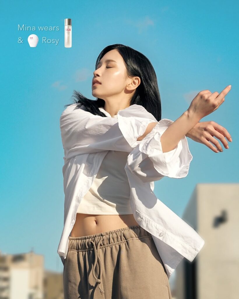 260525 تحديث إنستغرام SK-II - خارج أوقات العمل مع مينا✨ تبقى البشرة صافية تمامًا من خلال العرق، ويوم كامل من الأنشطة، والأيام المشمسة الدافئة. تذكري أن تقومي بتطبيق كريم Facial Treatment Essence وGenOptics CC Primer للحصول على أفضل توهج لبشرتك طوال اليوم.
