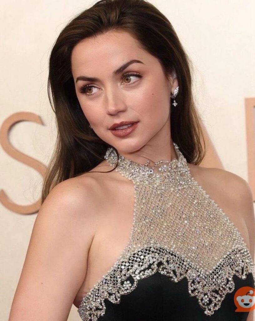 I need her to peg me💦😩(Ana De Armas)