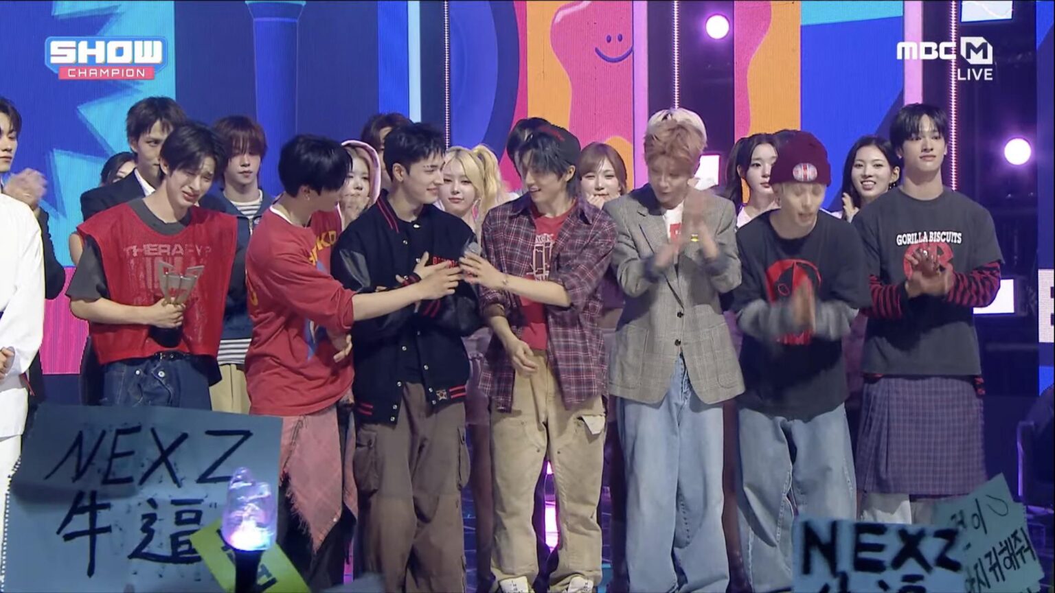 حصلت NEXZ على أول فوز لها على الإطلاق في برنامج موسيقي لـ "Mmchk" على MBC M Show Champion (260506)
