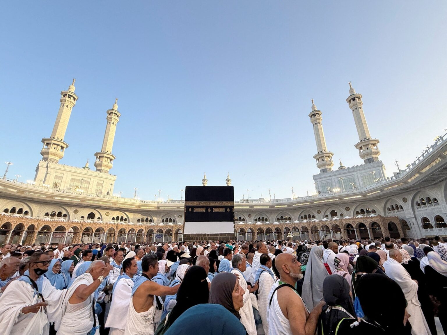 مشاهد روحانية وإنسانية.. ضيوف الرحمن يواصلون التوافد إلى مكة المكرمة | أخبار