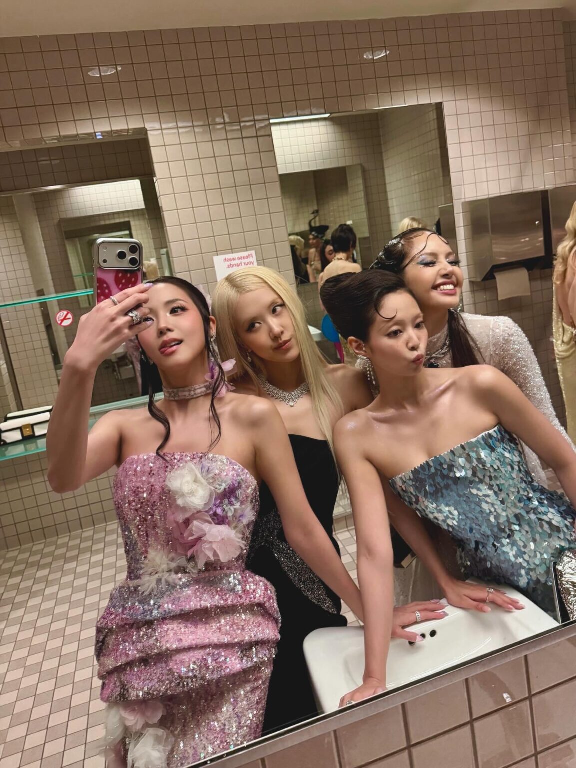 سيلفي في حمام بلاك بينك في حفل Met Gala