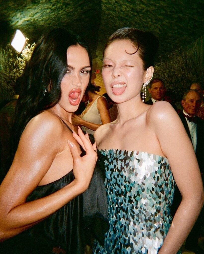 260505 جيني مع الأصدقاء في حفل Met Gala