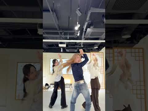 لي تشايون مع NMIXX Lily & Haewon - No Tears On The Dancefloor (تحدي الرقص) (260523)