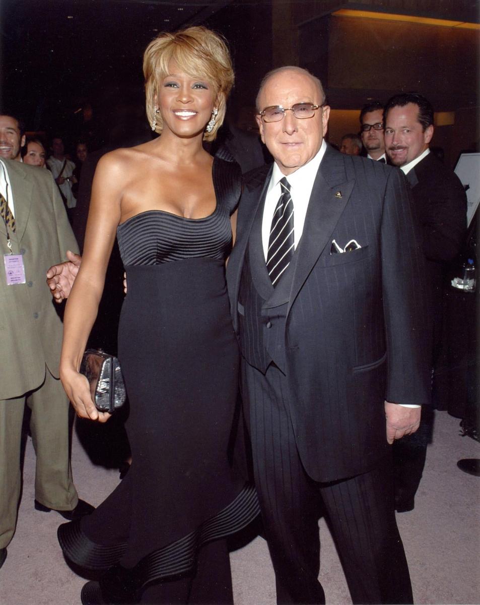 كلايف ديفيس - Clive Davis وفاة - وفاة كلايف ديفيس - ويتني هيوستن Whitney Houston - مكتشف ويتني هيوستن - Arista Records - أريستا ريكوردز - أسطورة صناعة الموسيقى - Grammy Awards - جوائز غرامي - أخبار الموسيقى العالمية - Whitney Houston mentor - Music Industry Legend - New York City - Columbia Records - CBS Records - Clive Davis dead at 94 - Aretha Franklin - Aerosmith - Santana - Bruce Springsteen - تاريخ الموسيقى الأميركية - مشاهير هوليوود - أخبار المشاهير العالمية - صناعة الموسيقى في هوليوود - كبار منتجي الموسيقى في العالم