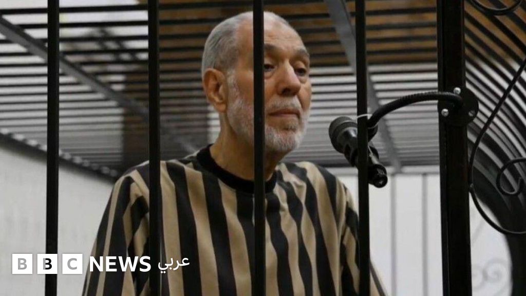 أحمد بدر الدين حسون: كيف أصبح مشهد محاكمة "مفتي البراميل" أحد أقوى المشاهد في سوريا ما بعد الأسد؟