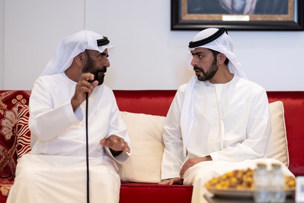 خليفة بن طحنون بن محمد يُقدِّم واجب العزاء في وفاة سعيد سهيل المنصوري خليفة بن طحنون بن محمد يُقدِّم واجب العزاء في وفاة سعيد سهيل المنصوري