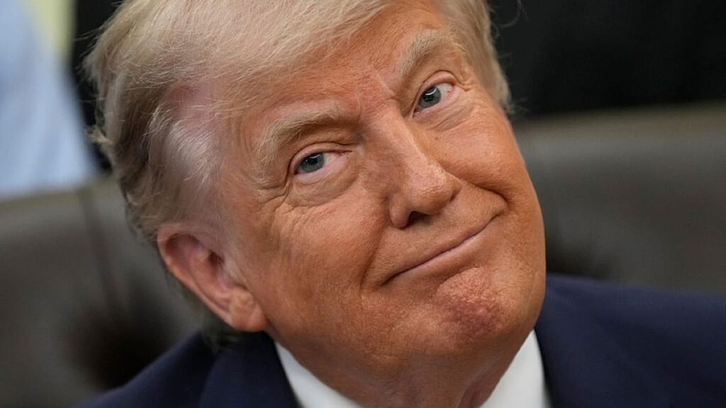 ترامب يُبدي رغبته في لقاء مجتبى خامنئي ويؤكد وصفه لنتنياهو بـ”المجنون” ترامب يُبدي رغبته في لقاء مجتبى خامنئي ويؤكد وصفه لنتنياهو بـ"المجنون"