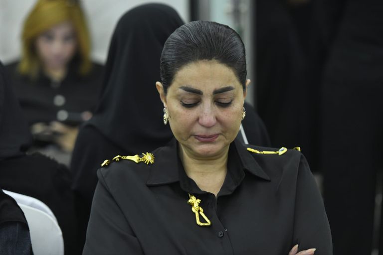 بمشاركة واسعة لنجوم الفن.. وفاء عامر تنهار في عزاء سهام جلال - صورة 9