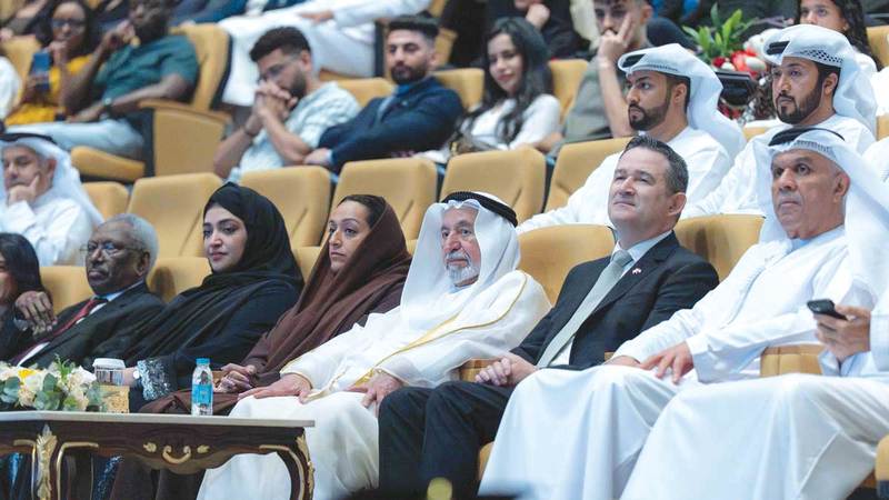 أكاديمية الفنون الأدائية تثري الساحة الثقافية بـ 52 طاقة إبداعية حاكم الشارقة خلال حضوره حفل التخريج في جامعة الفنون. وام