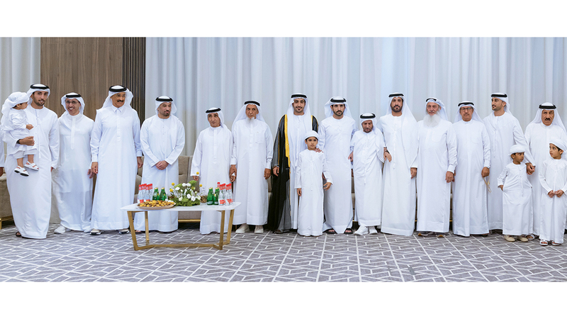 حمدان بن محمد وأحمد بن محمد يحضران أفراح بن خرباش والشعفار حمدان بن محمد خلال حضوره حفل الاستقبال. من المصدر