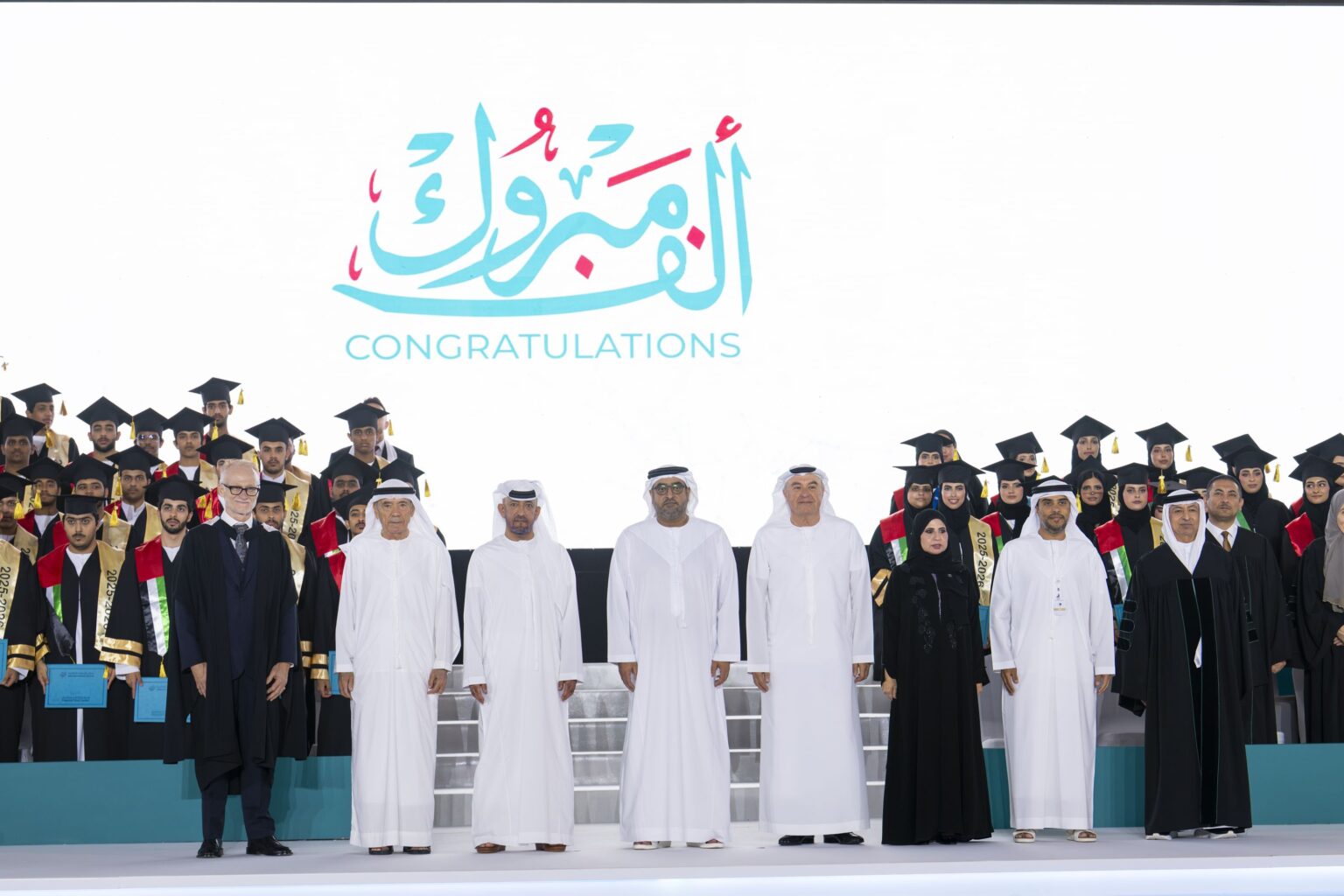 محمد بن حمدان بن زايد يشهد حفل تخريج طلبة مدارس الإمارات الوطنية بمجمع العين