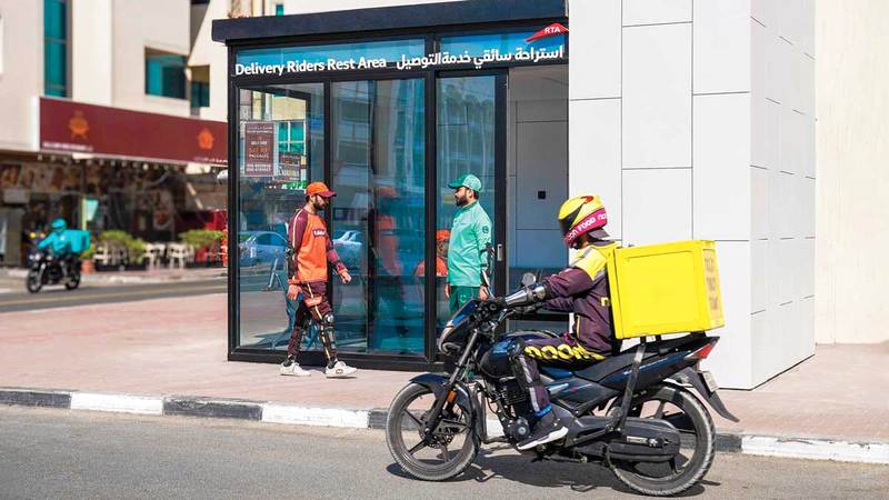 «طرق دبي» تعلن جاهزية استراحات مكيفة لسائقي توصيل الطلبات