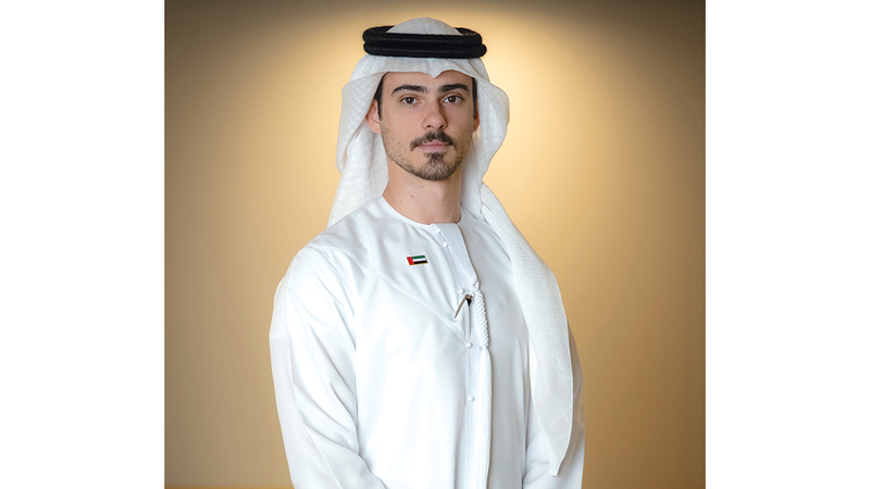 إيطالي يرمس بالإماراتي ويدندن بـ «شفت برق لاح»